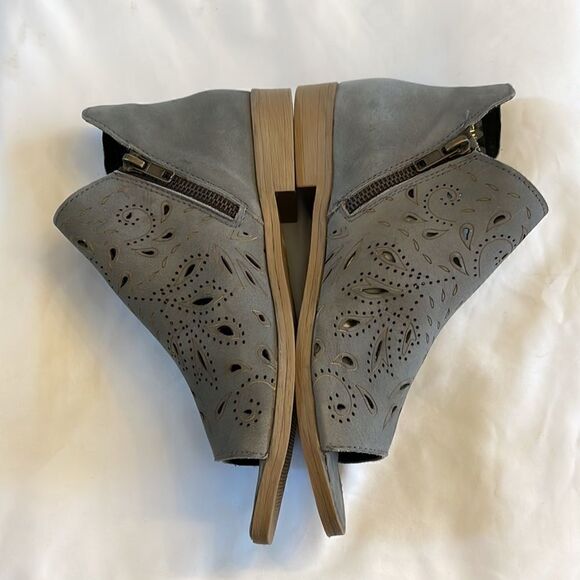 COOLWAY GREY CUTOUT PEEP TOE SHOOTIES. NEW. ZIPPER IS AT INNER ANKLE. - Picture 4 of 9